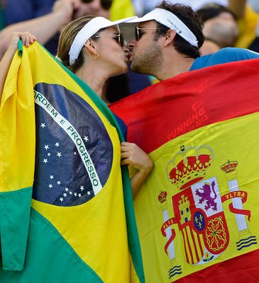 Foto Suporter Brazil dan Spanyol Berciuman Saat Laga Final Piala Konfederasi 2013