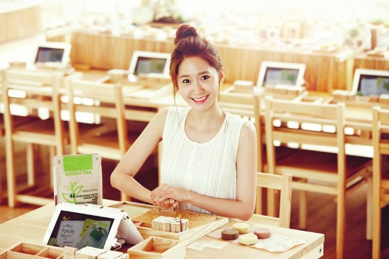 Gambar Foto Yoona Girls' Generation di Iklan Kosmetik Innisfree