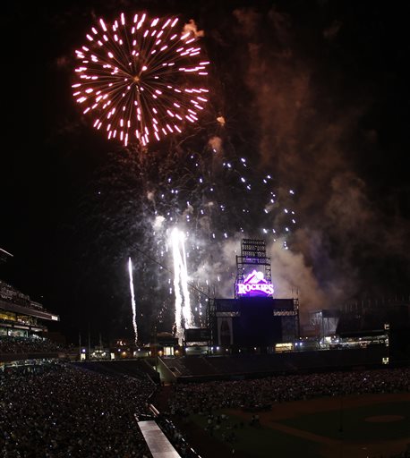 Gambar Foto Kembang Api di Pertandingan Los Angeles Dodgers vs Colorado Rockies