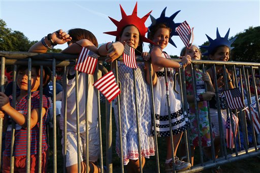 Gambar Foto Keceriaan Anak-anak Selama Perayaan Fourth of July
