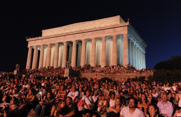 Gambar Foto Ribuan Wrga Amerika Serikat Berkumpul di Monumen Lincoln Menonton Kembang Api