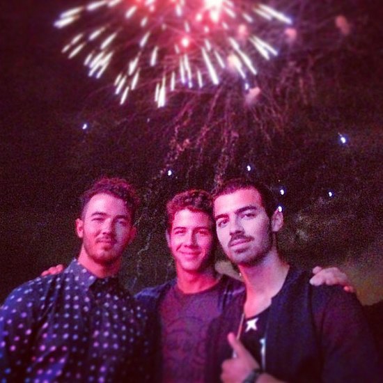 Gambar Foto Jonas Brothers Berfoto Saat Pesta Kembang Api