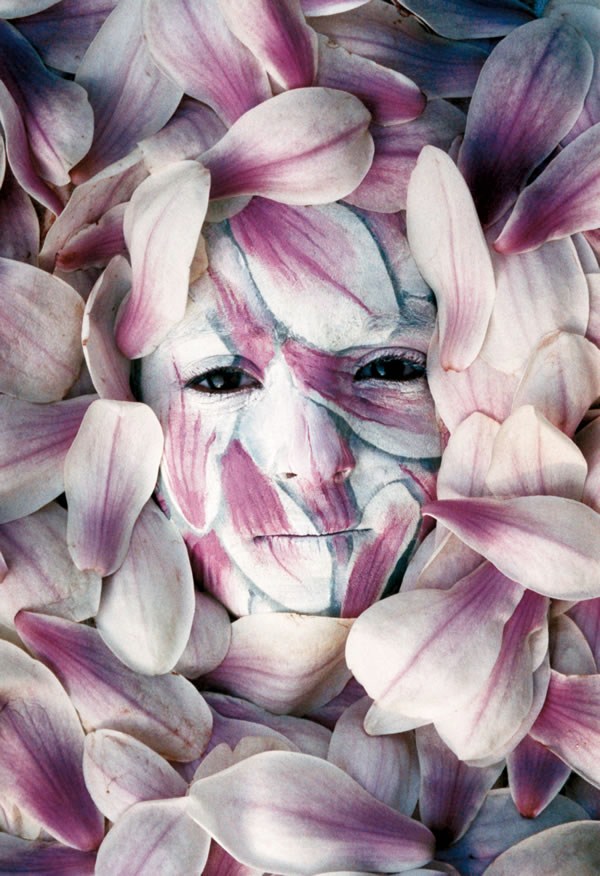 Gambar Foto Body Painting Menjadikan Manusia Menyatu di Hamparan Kelopak Bunga