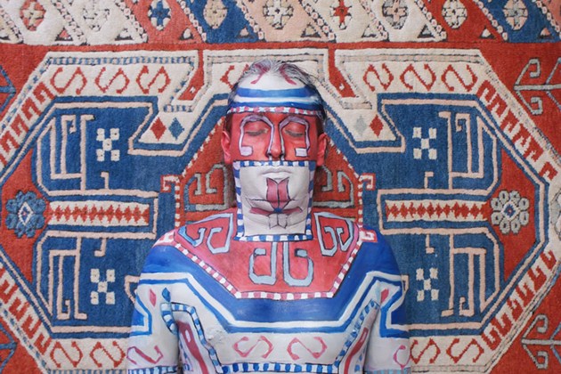 Gambar Foto Body Painting Ini Melukis Manusia dengan Motif Karpet