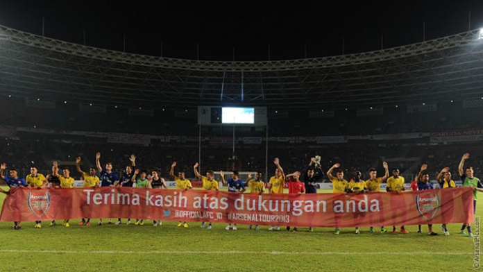 Gambar Foto Para Pemain Arsenal Mengucapkan Terima Kasih Pada Suporter Indonesia