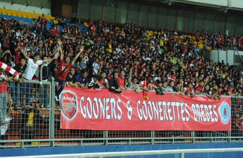 Gambar Foto Antusiasme Fans Arsenal di Stadion Utama  Gelora Bung Karno