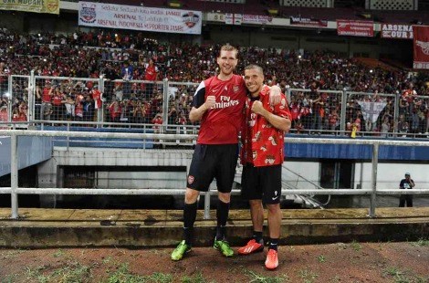 Gambar Foto Per Mertesacker dan Lukas Podolski Berfoto di Stadion Gelora Bung Karno