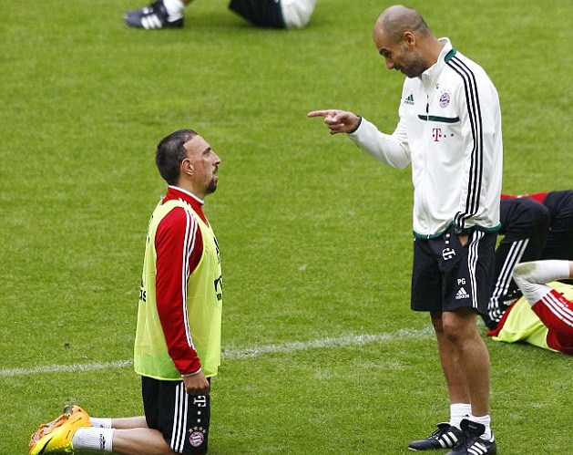 Gambar Foto Pep Guardiola dan Franck Ribery Berbincang Saat Latihan
