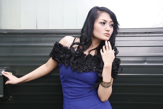 Gambar Foto Siti Badriah Populer dengan Goyangan Maju Mundur
