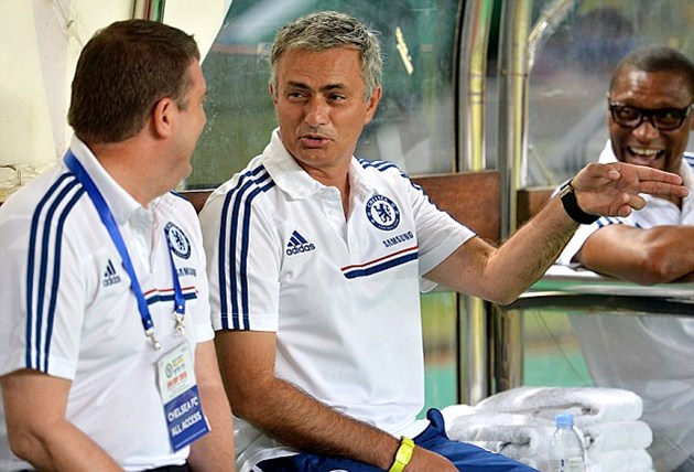 Gambar Foto Jose Mourinho Berbincang dengan Tim Pelatih Chelsea