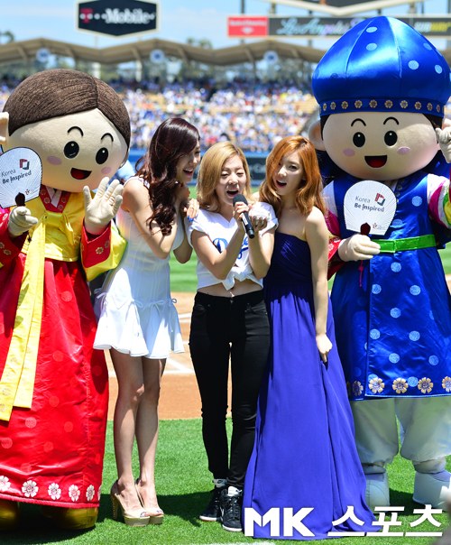 Gambar Foto Tiffany, Sunny dan Tae Yeon bersama Maskot 'Korea Day'