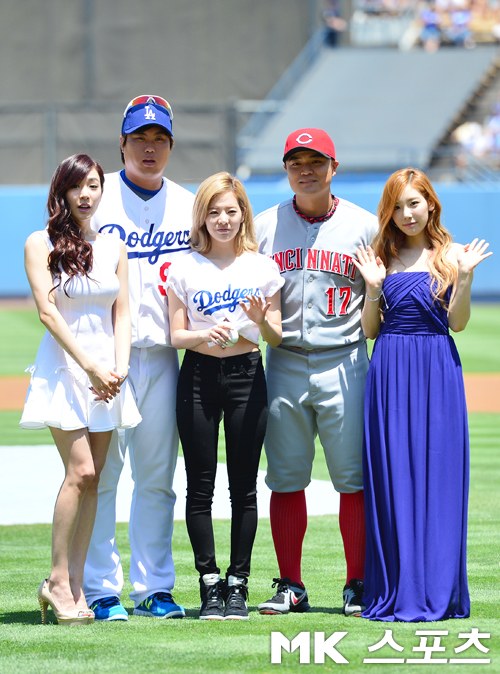 Gambar Foto Tiffany, Sunny dan Tae Yeon Berfoto bersama Ryu Hyun Jin dan Shin Soo Choo