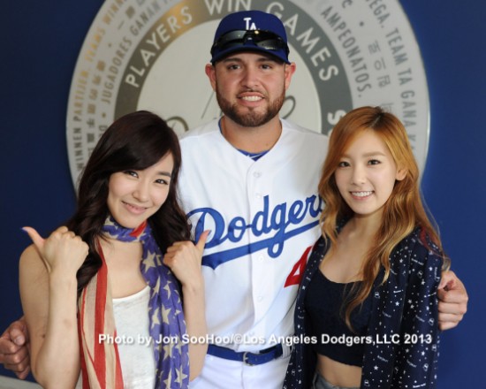 Gambar Foto Tiffany dan Tae Yeon Girls' Generation Berfoto Bersama Pemain LA Dodgers
