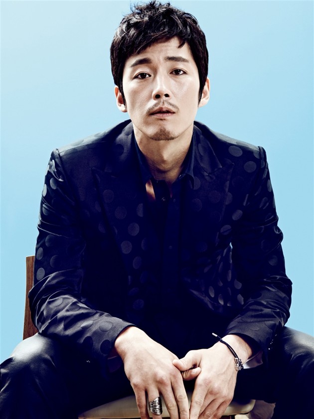 Gambar Foto Jang Hyuk di Majalah Harper's Bazaar Edisi Agustus 2013
