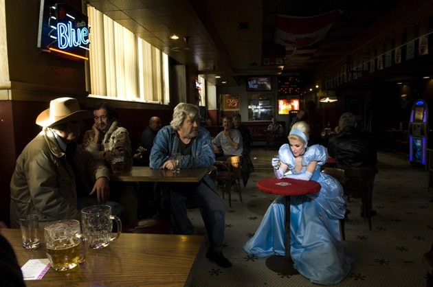 Gambar Foto Cinderella Sang Pencandu Alkohol di Bar yang Suram
