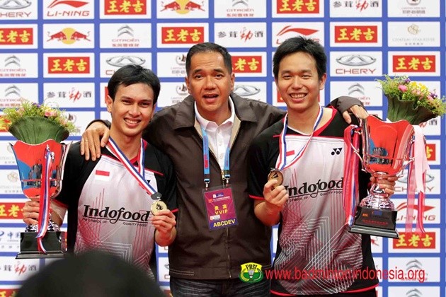 Gambar Foto Mohammad Ahsan dan Hendra Setiawan Bersama Ketua Umum PBSI, Gita Wirjawan