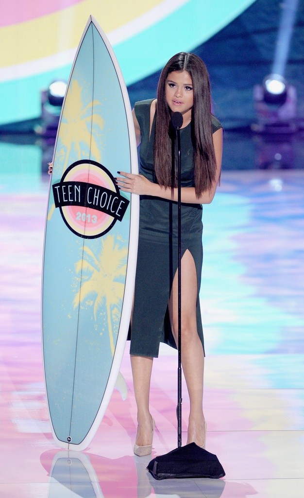 Gambar Foto Selena Gomez Menangi Choice Break-Up Song