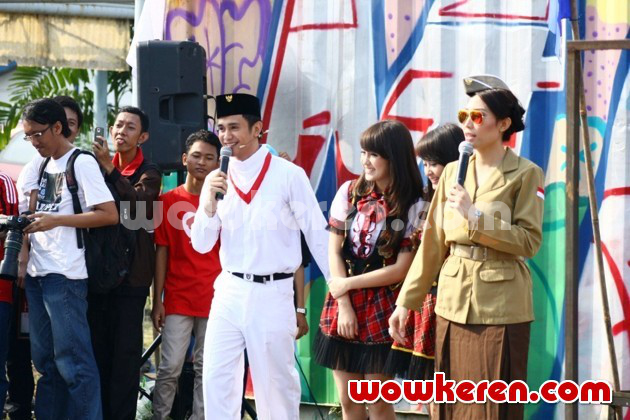 Gambar Foto Ayu Dewi Saat Menjadi Host Acara 'Dahsyat' Spesial HUT RI ke-68