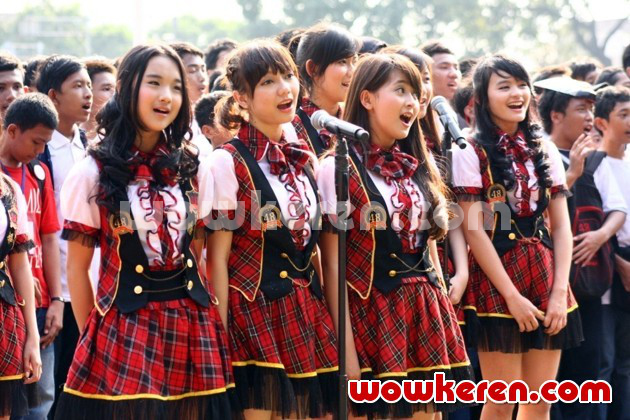 Gambar Foto JKT48 Nyanyikan 'Koisuru Fortune Cookies'
