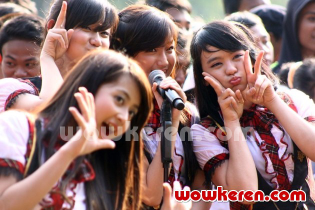 Gambar Foto JKT48 Saat Perayaan HUT RI ke-68