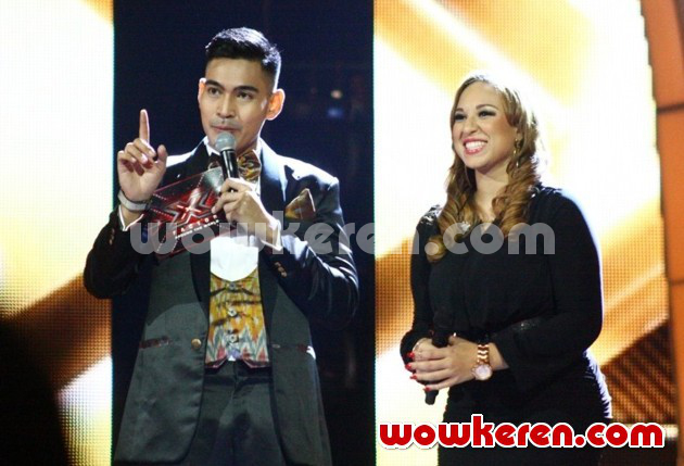 Gambar Foto Robby Purba Saat Mewawancarai Melanie Amaro