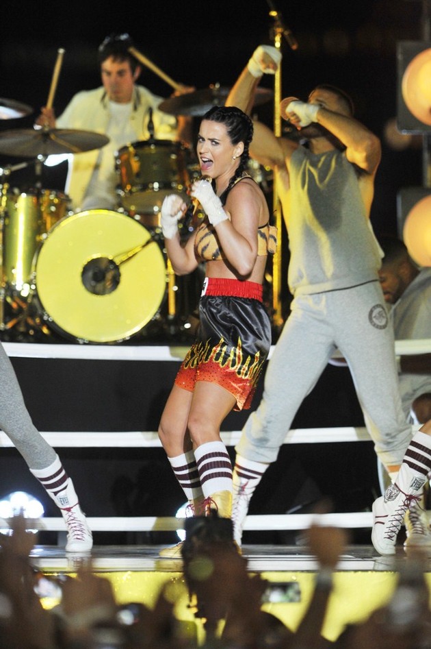 Gambar Foto Katy Perry jadi Petinju Bawakan 'Roar' di MTV Video Music Awards 2013