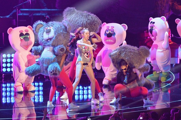 Gambar Foto Miley Cyrus Bawakan 'We Can't Stop' di MTV Video Music Awards 2013