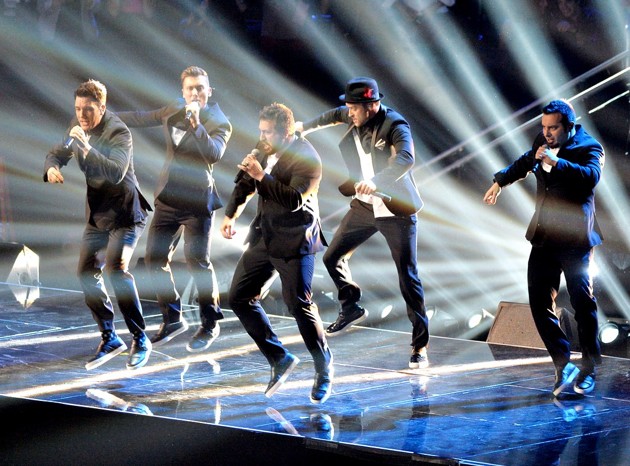 Gambar Foto NSYNC Tampil Bersama di Panggung MTV Video Music Awards 2013