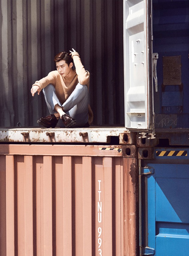 Gambar Foto Lee Jong Suk di Majalah High Cut Edisi September 2013