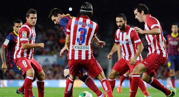 Gambar Foto Lionel Messi Dikepung Pemain Atletico Madrid