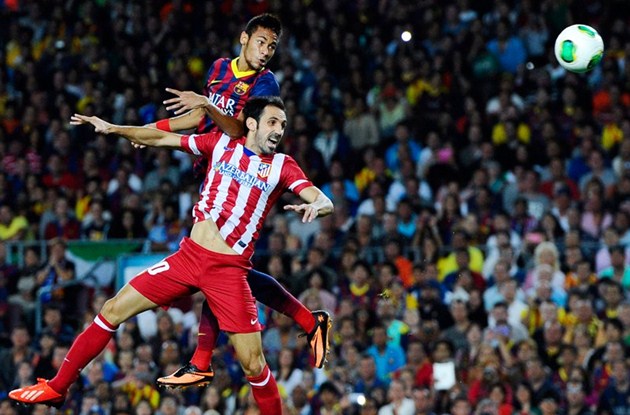 Gambar Foto Duel Udara Neymar dan Juanfran