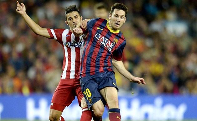 Gambar Foto David Villa Berebut Bola dengan Lionel Messi