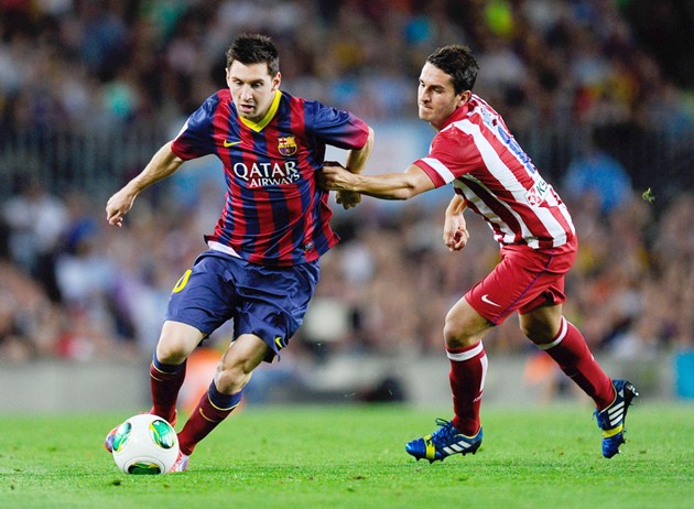 Gambar Foto Koke Coba Hadang Pergerakan Lionel Messi