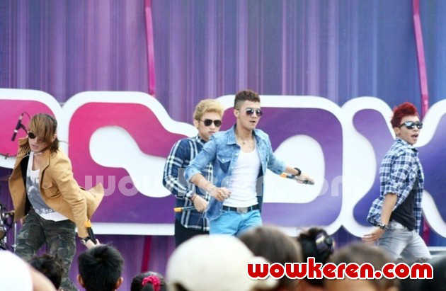 Gambar Foto S4 Saat Tampil di Acara Musik 'Inbox'