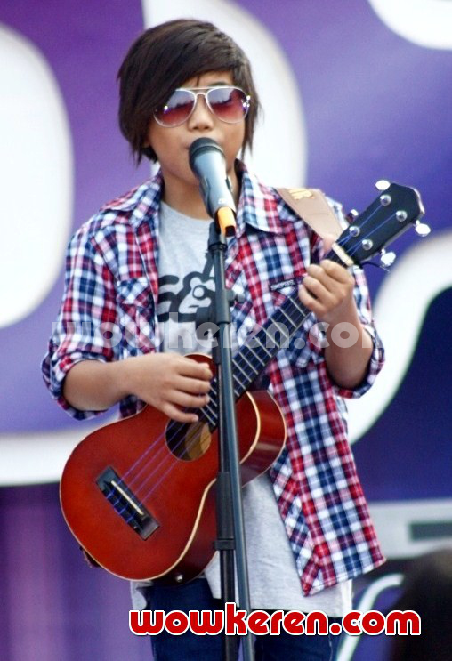 Gambar Foto Tegar Saat Tampil di Acara Musik 'Inbox'