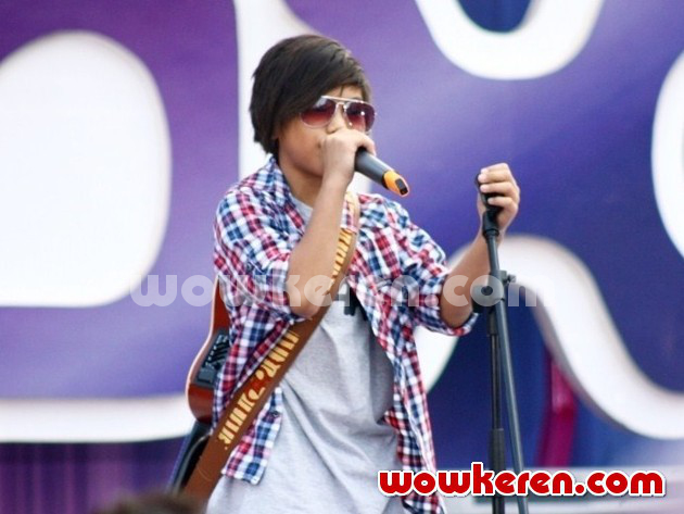Gambar Foto Tegar Saat Tampil di Acara Musik 'Inbox'