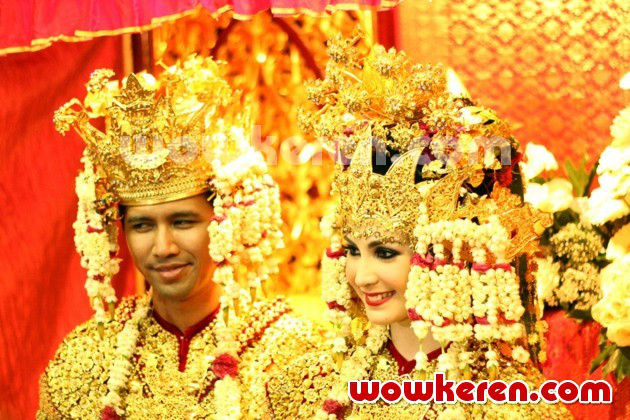 Gambar Foto Pernikahan Arumi Bachsin dan Emil Dardak