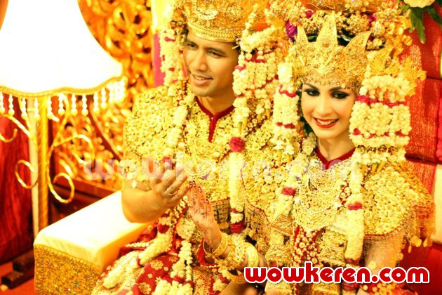 Gambar Foto Pernikahan Arumi Bachsin dan Emil Dardak