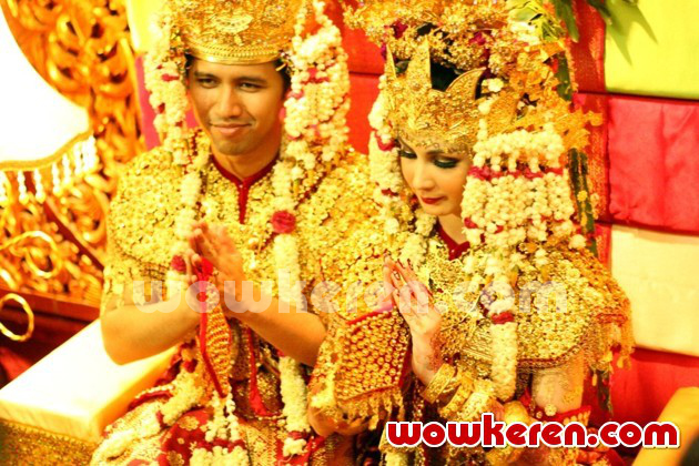 Gambar Foto Pernikahan Arumi Bachsin dan Emil Dardak