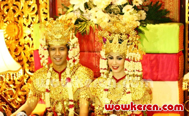 Gambar Foto Pernikahan Arumi Bachsin dan Emil Dardak