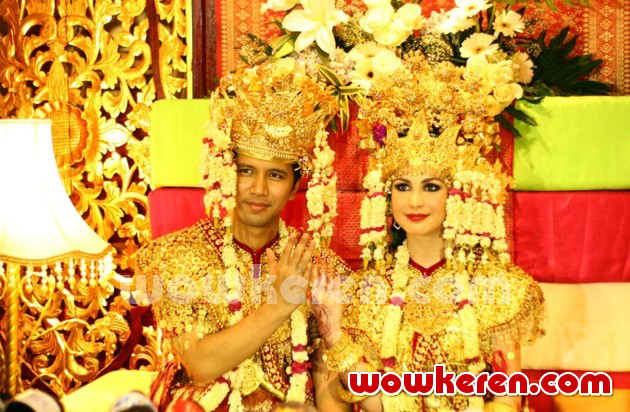 Gambar Foto Pernikahan Arumi Bachsin dan Emil Dardak