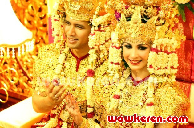 Gambar Foto Prosesi Akad Nikah Arumi Bachsin dan Emil Dardak Menggunakan Adat Palembang