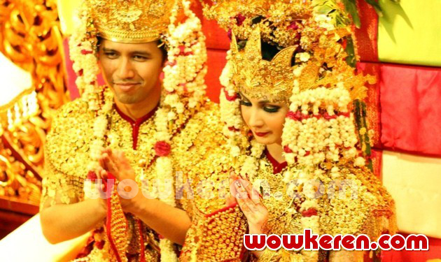 Gambar Foto Emil Mempersembahkan Mas Kawin Emas 30,8 Gram