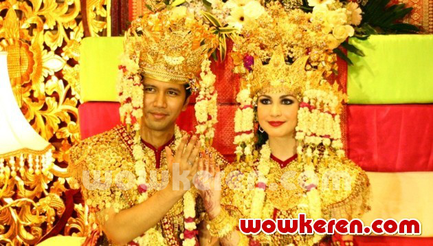 Gambar Foto Arumi Bachsin dan Emil Dardak Pamer Cincin Pernikahan