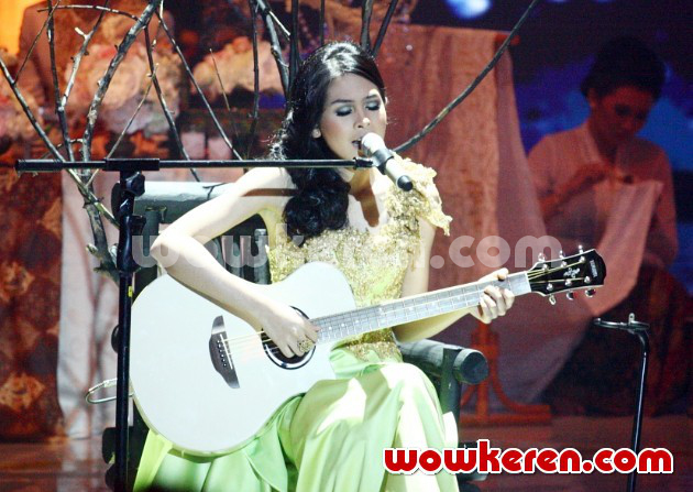 Gambar Foto Maudy Ayunda di Konser Menuju Miss World 2013