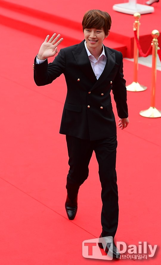 Gambar Foto Junho 2PM di Red Carpet Seoul Drama Awards 2013