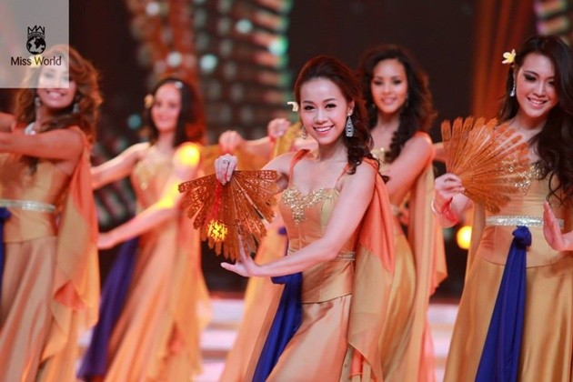 Gambar Foto Miss Hong Kong China Jacqueline Wong dan Miss Indonesia Vania Larissa