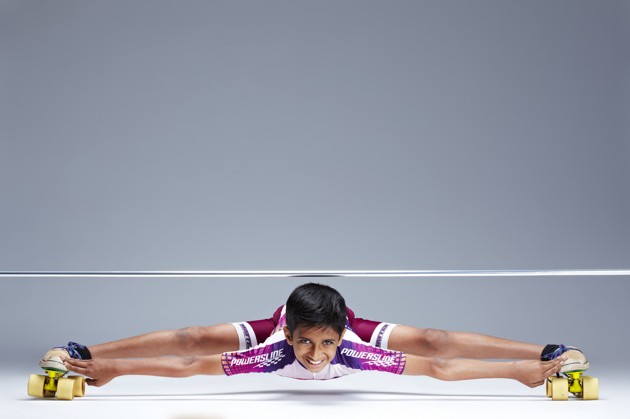 Gambar Foto Rohan Kokane Pemegang Rekor Bermain Limbo Skating Terrendah di Dunia