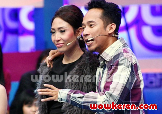 Gambar Foto Ayu Dewi dan Denny Cagur Saat Menjadi Host di Acara Musik 'Dahsyat'