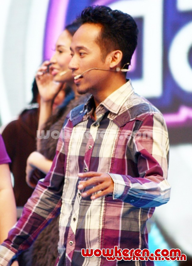 Gambar Foto Denny Cagur Saat Menjadi Host Acara Musik 'Dahsyat'